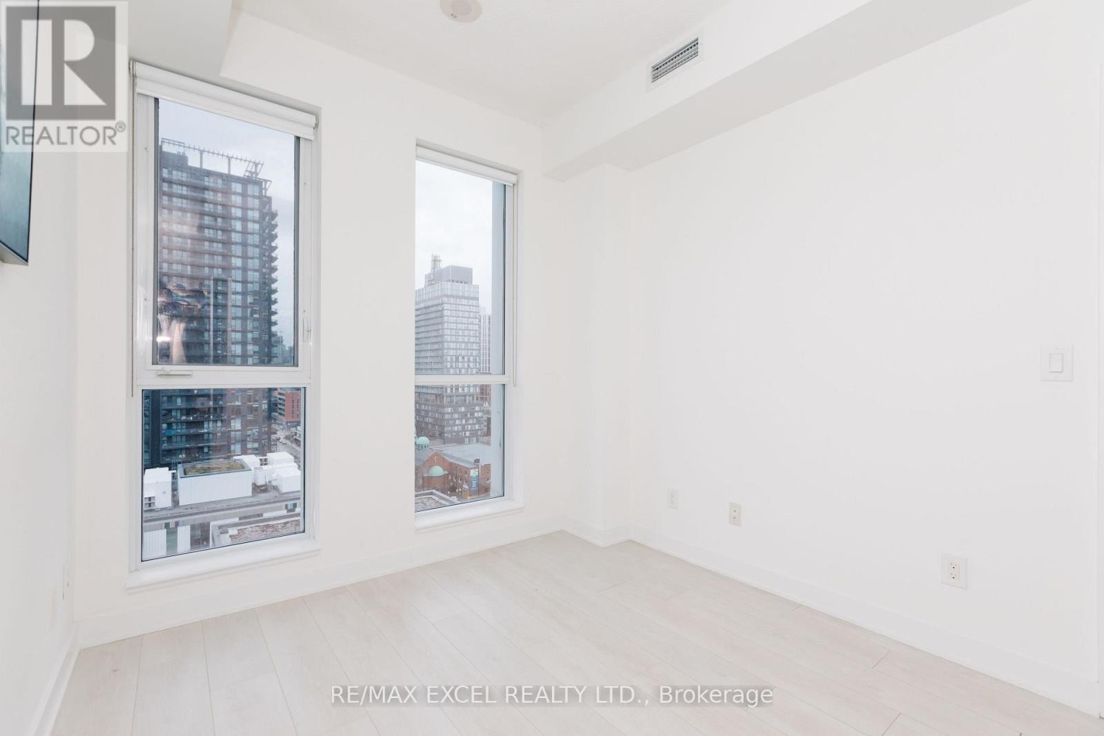 












1307 - 170 SUMACH STREET

,
Toronto (Regent Park),




Ontario
M5A0C3

