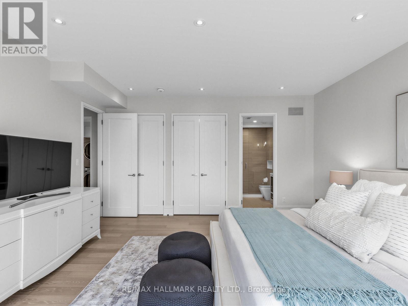 












1 THURLOE AVENUE

,
Toronto (Mount Pleasant West),




Ontario
M4S0B4

