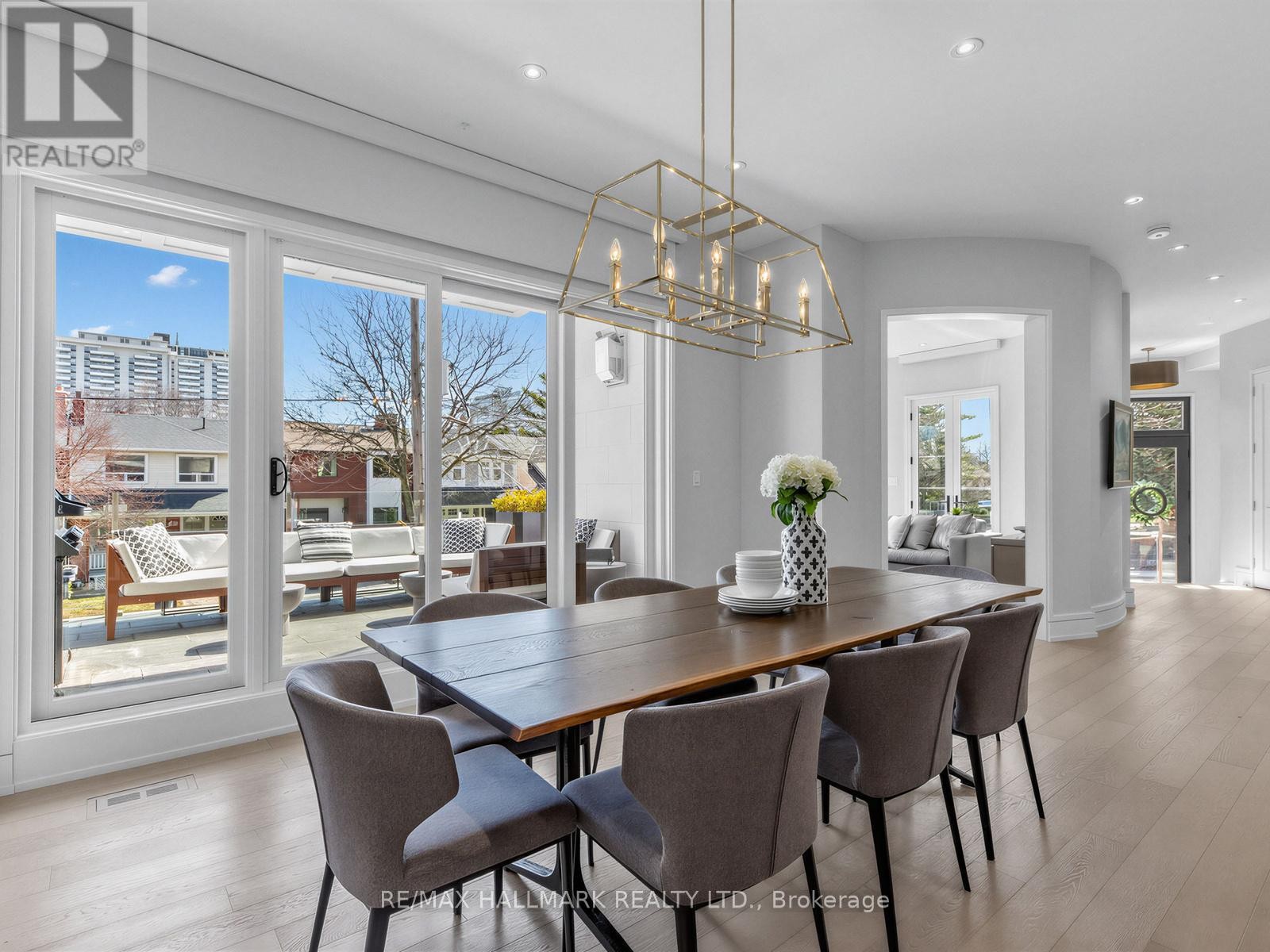 












1 THURLOE AVENUE

,
Toronto (Mount Pleasant West),




Ontario
M4S0B4

