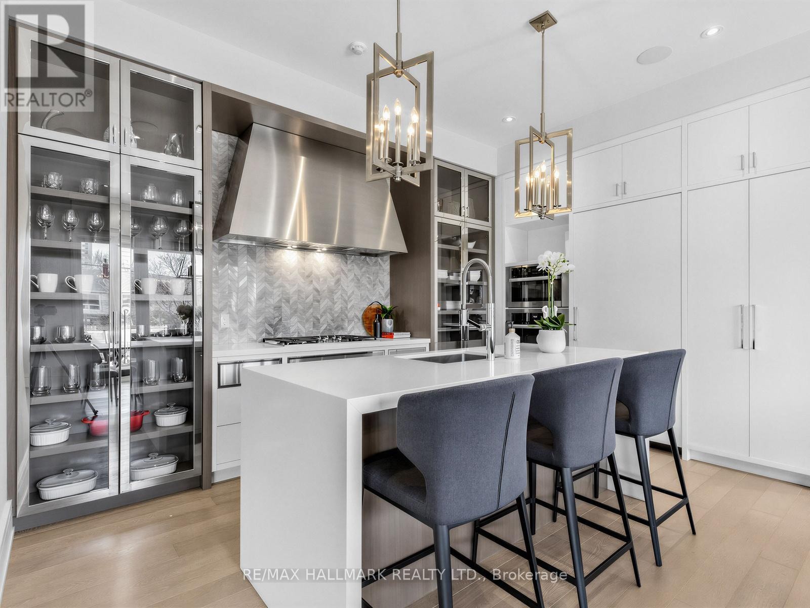 












1 THURLOE AVENUE

,
Toronto (Mount Pleasant West),




Ontario
M4S0B4

