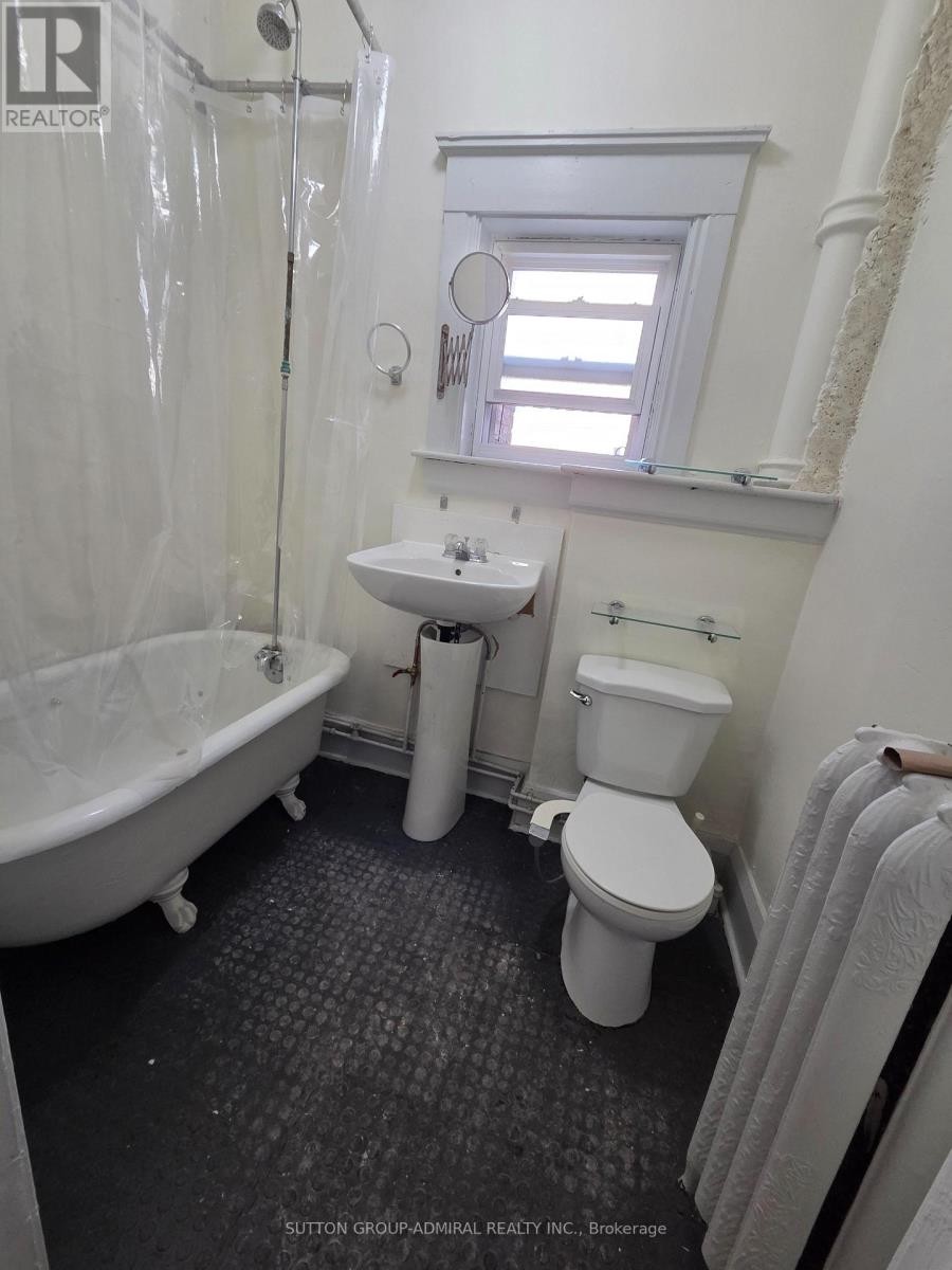 












4 - 1266 YONGE STREET

,
Toronto (Yonge-St. Clair),




Ontario
M4T1W5

