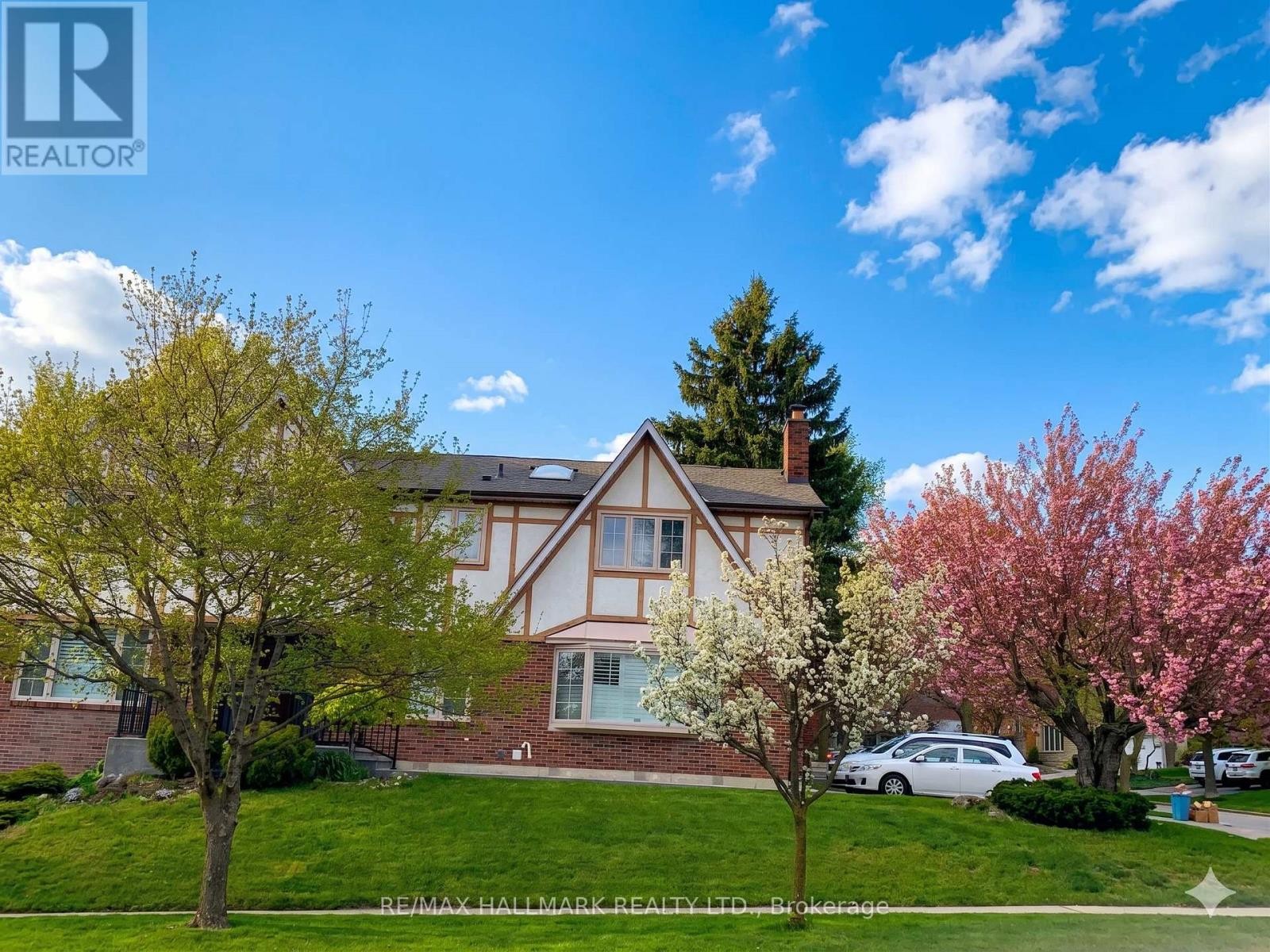 












2 BUTTERFIELD DRIVE

,
Toronto (Parkwoods-Donalda),




Ontario
M3A2L8

