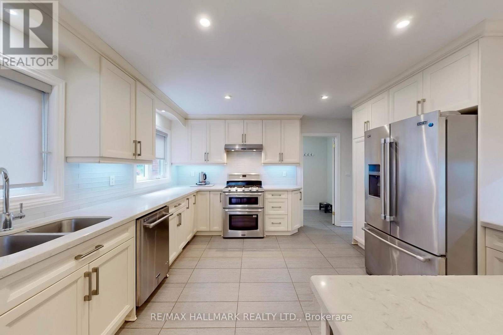 












2 BUTTERFIELD DRIVE

,
Toronto (Parkwoods-Donalda),




Ontario
M3A2L8

