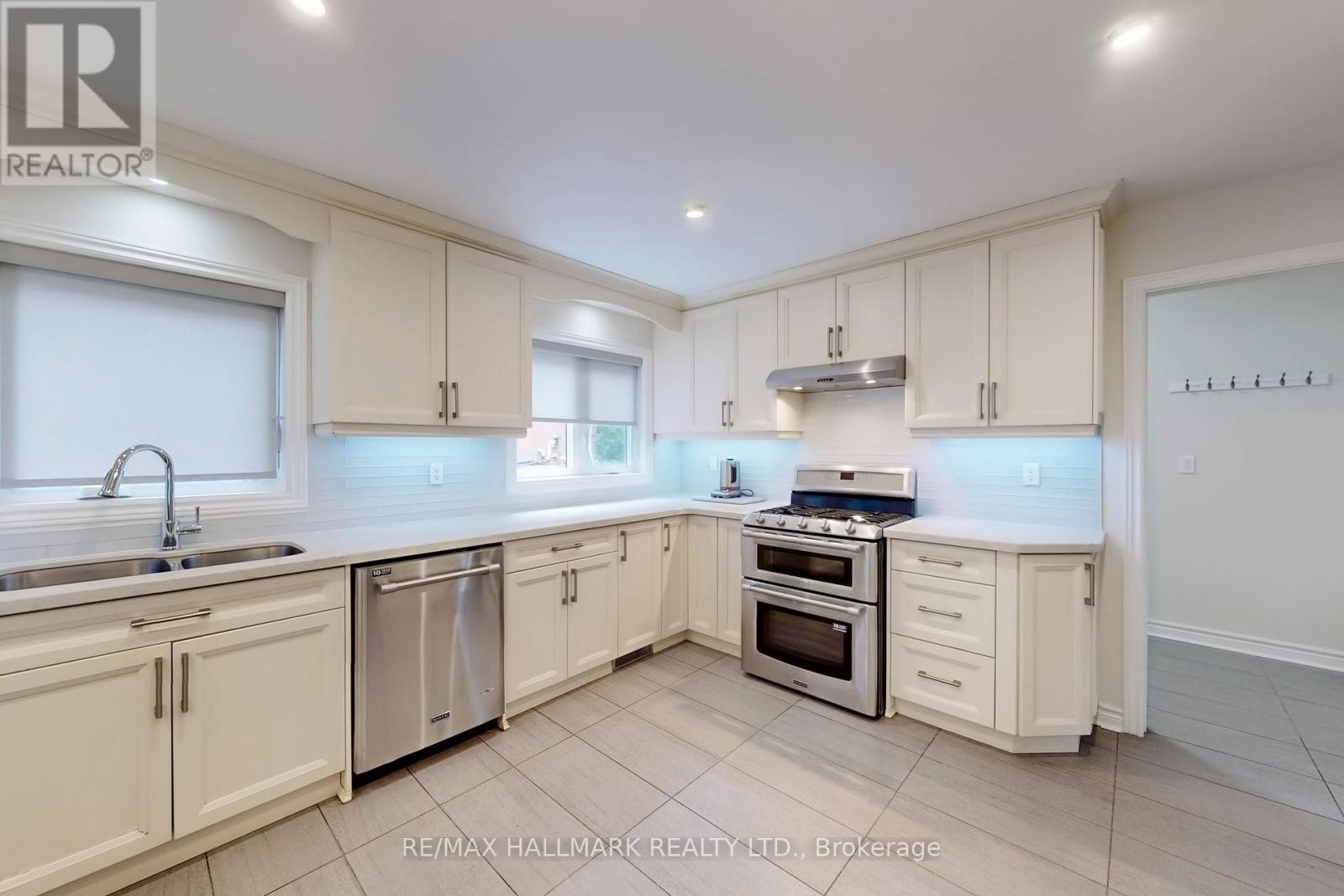 












2 BUTTERFIELD DRIVE

,
Toronto (Parkwoods-Donalda),




Ontario
M3A2L8

