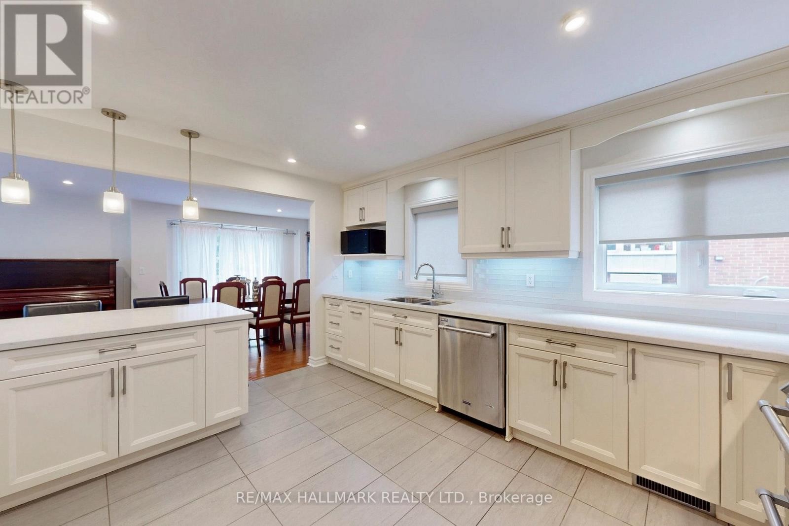 












2 BUTTERFIELD DRIVE

,
Toronto (Parkwoods-Donalda),




Ontario
M3A2L8

