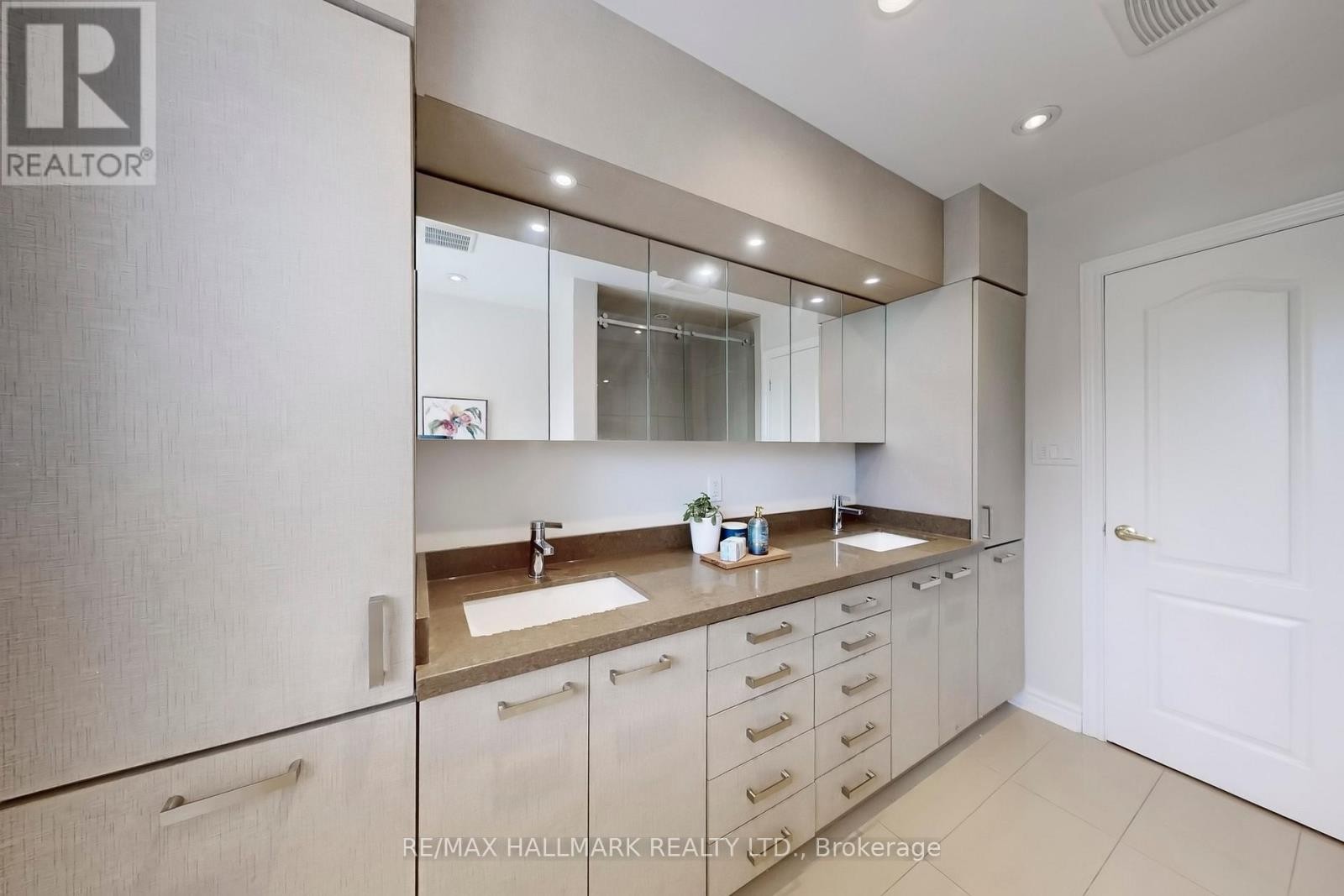 












2 BUTTERFIELD DRIVE

,
Toronto (Parkwoods-Donalda),




Ontario
M3A2L8

