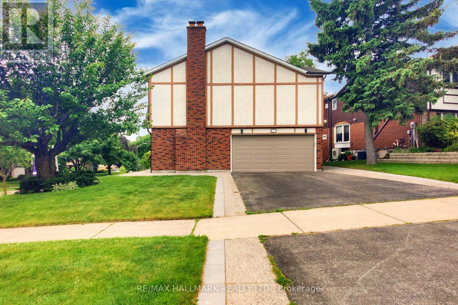 












2 BUTTERFIELD DRIVE

,
Toronto (Parkwoods-Donalda),




Ontario
M3A2L8

