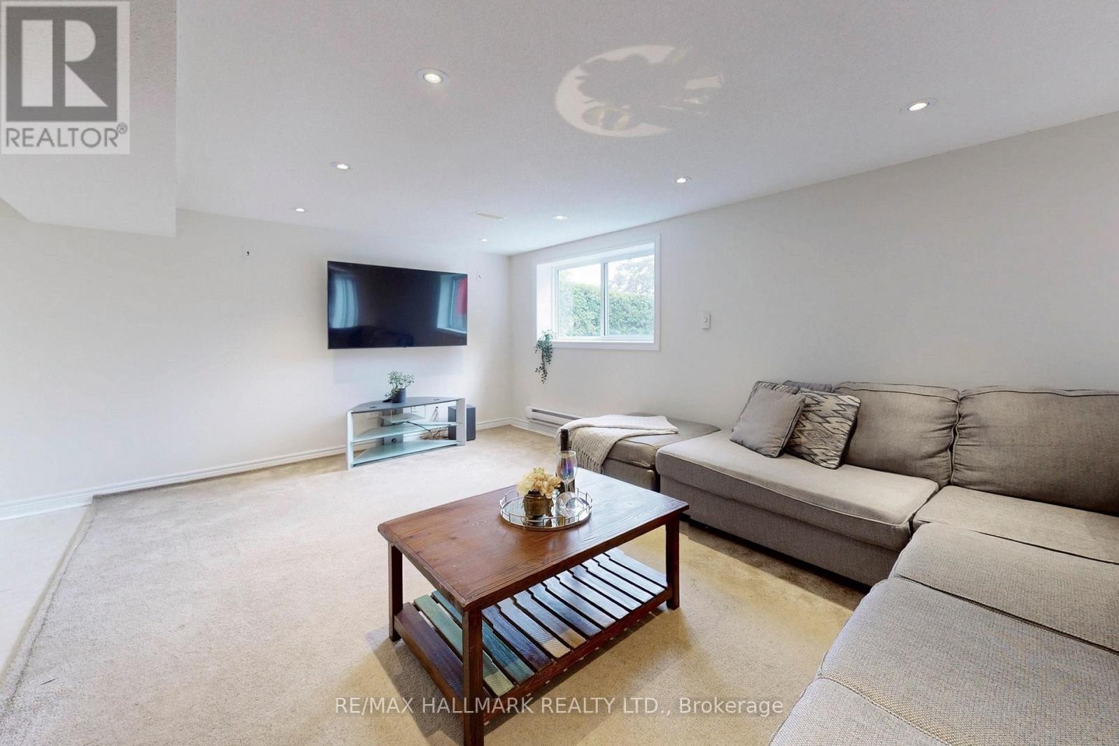 












2 BUTTERFIELD DRIVE

,
Toronto (Parkwoods-Donalda),




Ontario
M3A2L8


