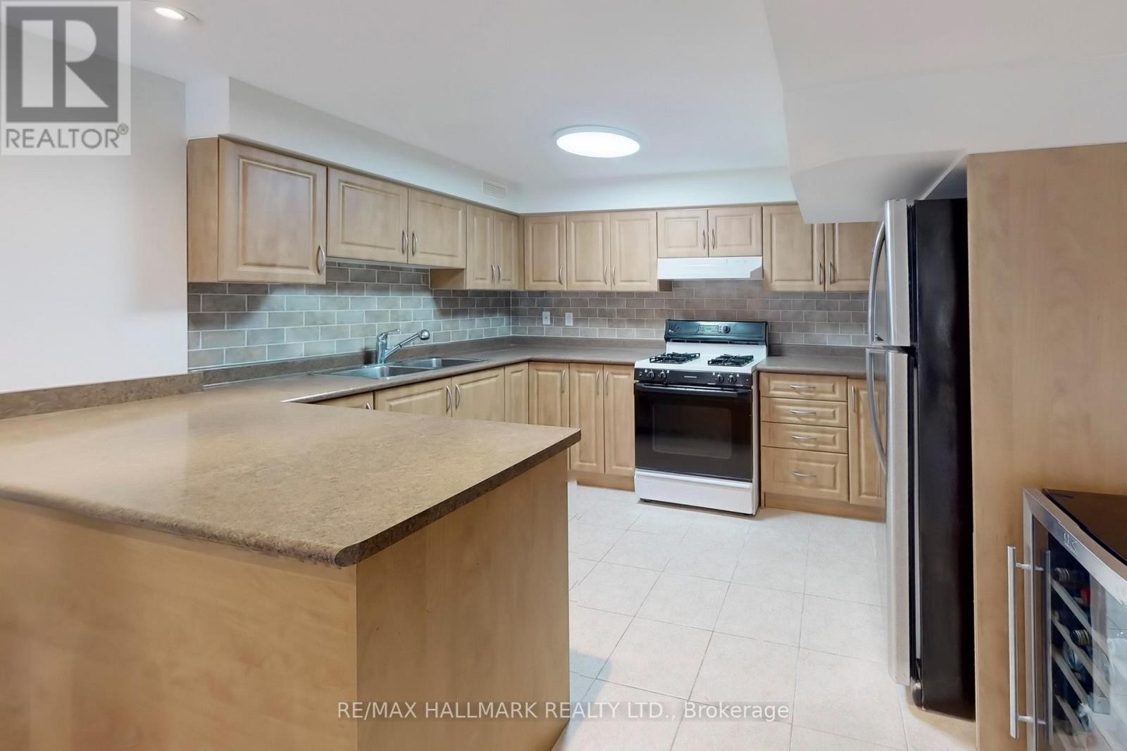 












2 BUTTERFIELD DRIVE

,
Toronto (Parkwoods-Donalda),




Ontario
M3A2L8

