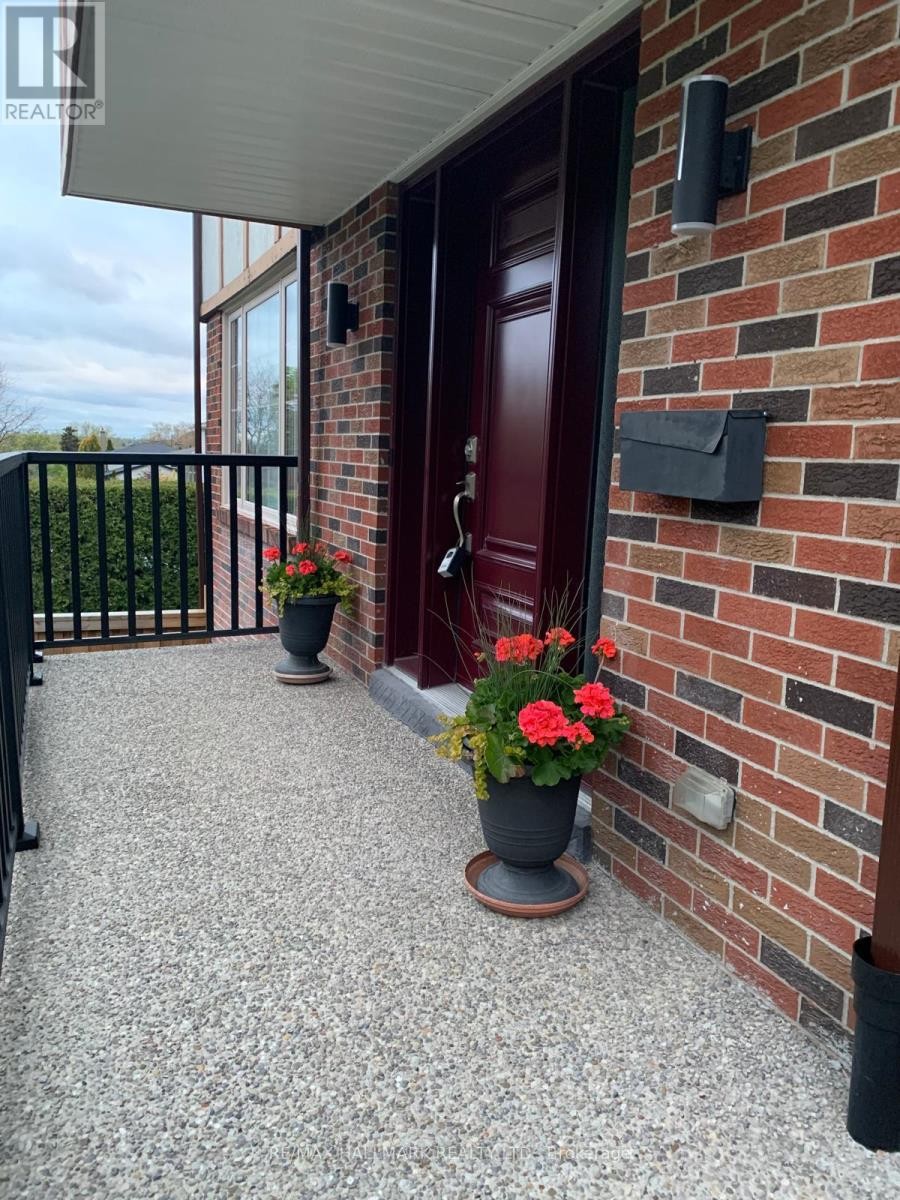












2 BUTTERFIELD DRIVE

,
Toronto (Parkwoods-Donalda),




Ontario
M3A2L8


