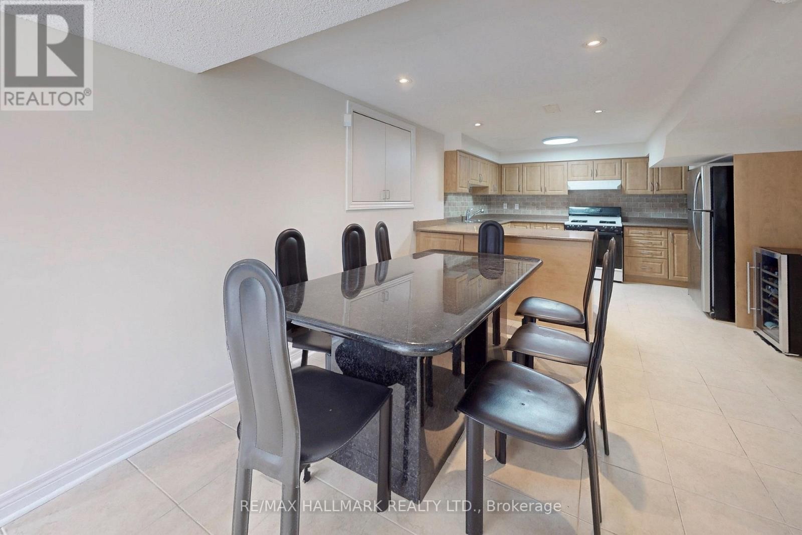 












2 BUTTERFIELD DRIVE

,
Toronto (Parkwoods-Donalda),




Ontario
M3A2L8


