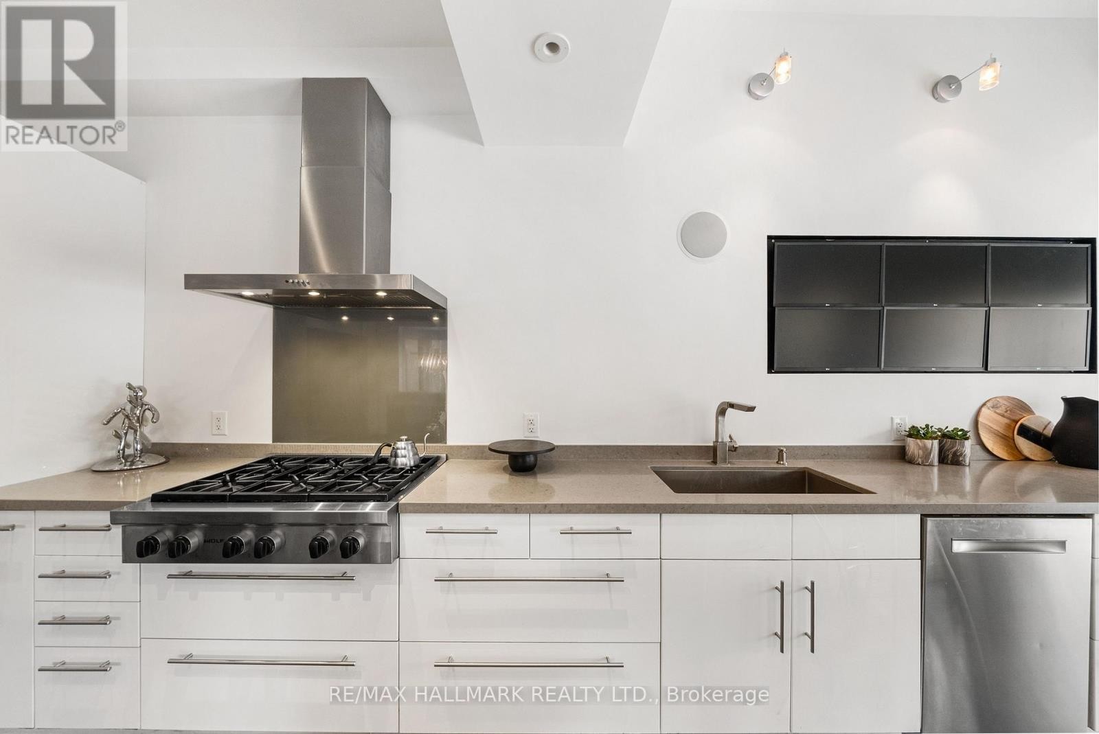 












26 LYTTON BOULEVARD

,
Toronto (Lawrence Park South),




Ontario
M4R1L1

