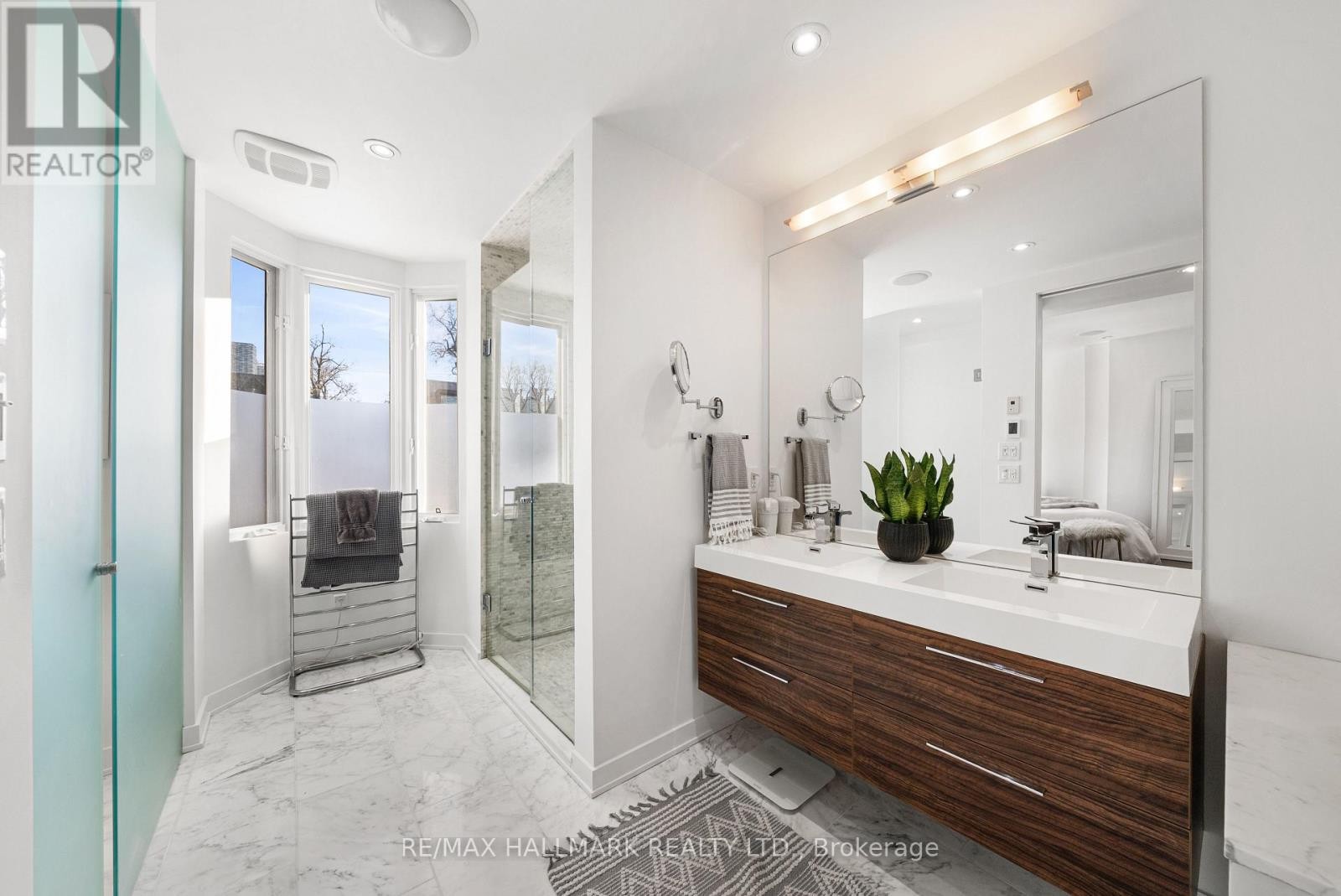 












26 LYTTON BOULEVARD

,
Toronto (Lawrence Park South),




Ontario
M4R1L1

