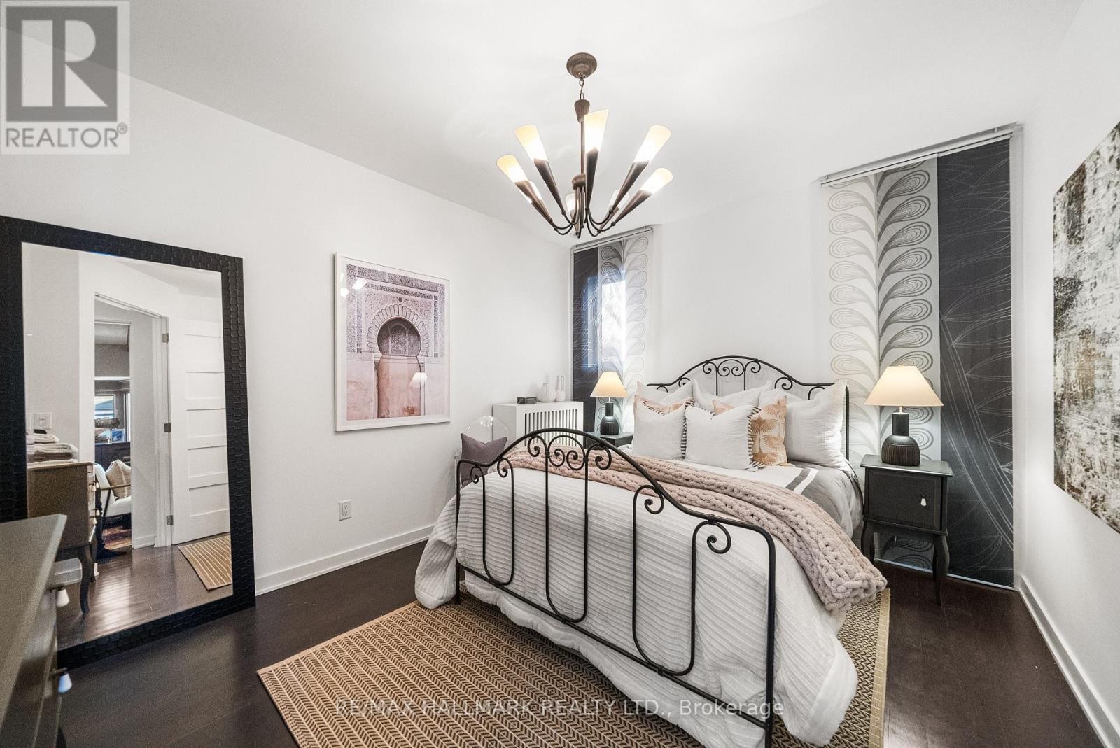 












26 LYTTON BOULEVARD

,
Toronto (Lawrence Park South),




Ontario
M4R1L1

