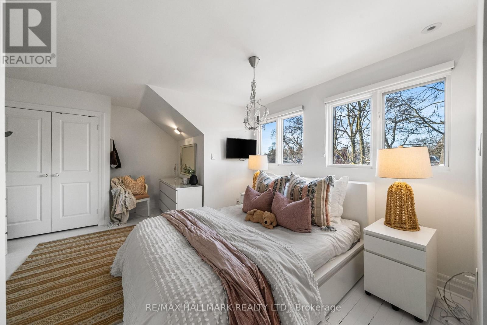 












26 LYTTON BOULEVARD

,
Toronto (Lawrence Park South),




Ontario
M4R1L1

