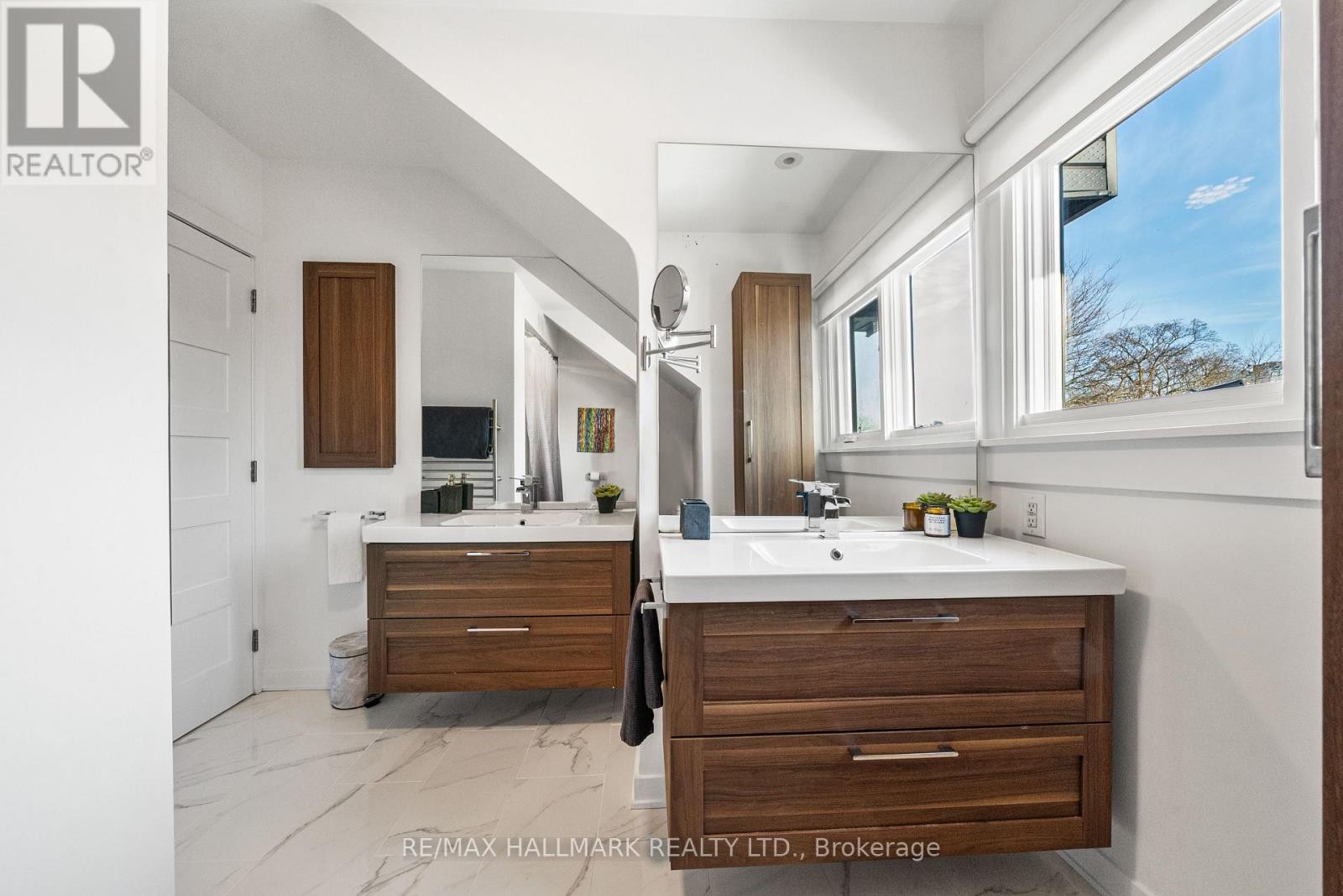 












26 LYTTON BOULEVARD

,
Toronto (Lawrence Park South),




Ontario
M4R1L1

