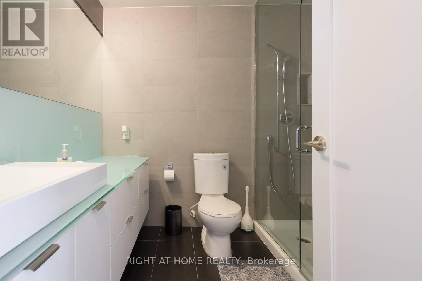 












2512 - 300 FRONT STREET W

,
Toronto (Waterfront Communities),




Ontario
M5V0E9

