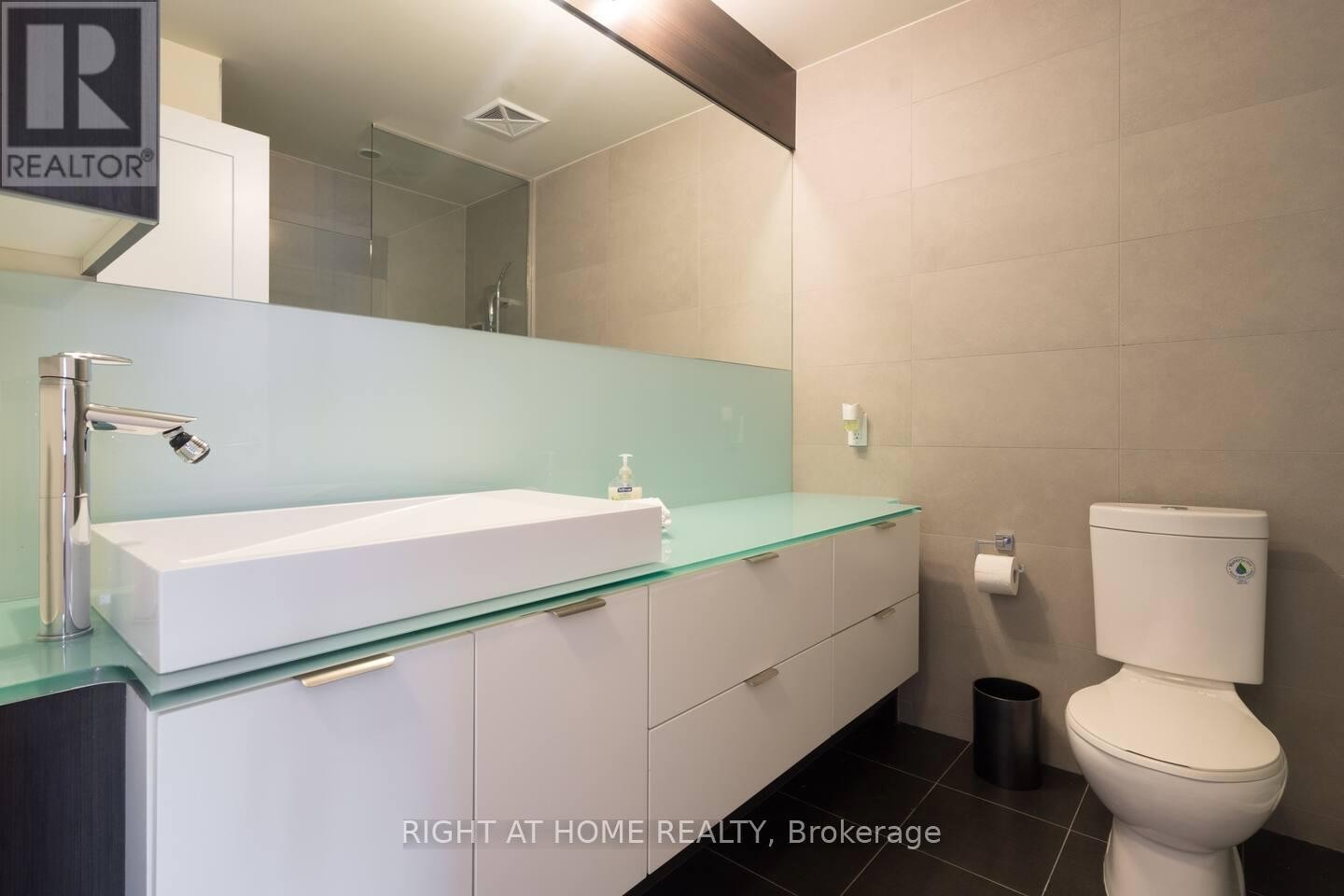 












2512 - 300 FRONT STREET W

,
Toronto (Waterfront Communities),




Ontario
M5V0E9

