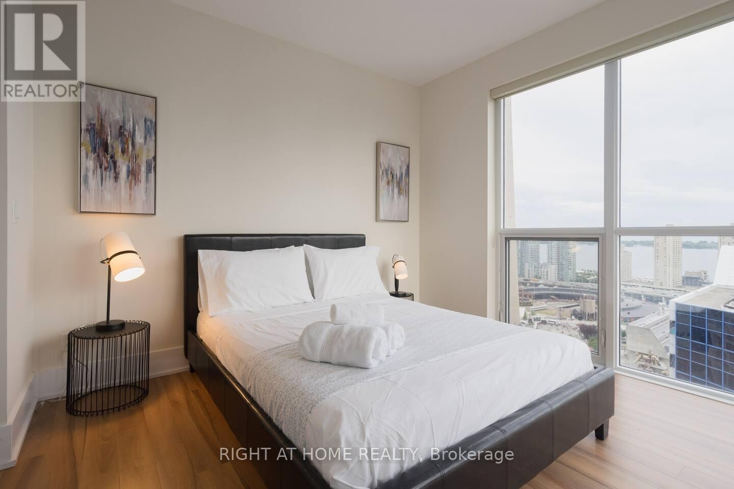 












2512 - 300 FRONT STREET W

,
Toronto (Waterfront Communities),




Ontario
M5V0E9

