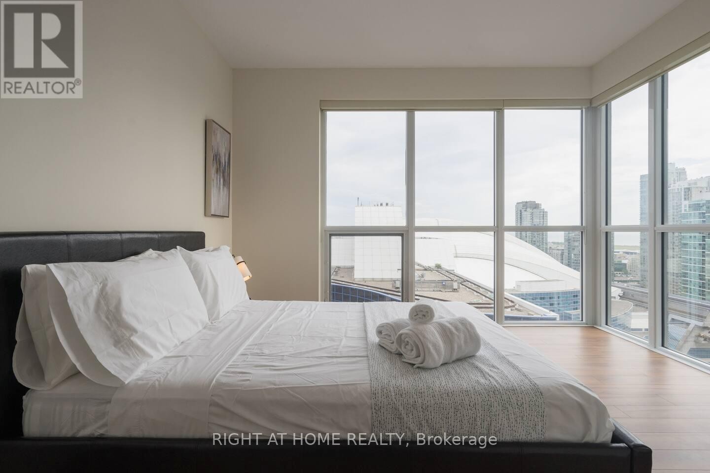 












2512 - 300 FRONT STREET W

,
Toronto (Waterfront Communities),




Ontario
M5V0E9

