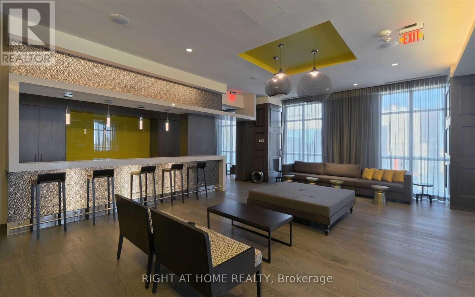 












2512 - 300 FRONT STREET W

,
Toronto (Waterfront Communities),




Ontario
M5V0E9

