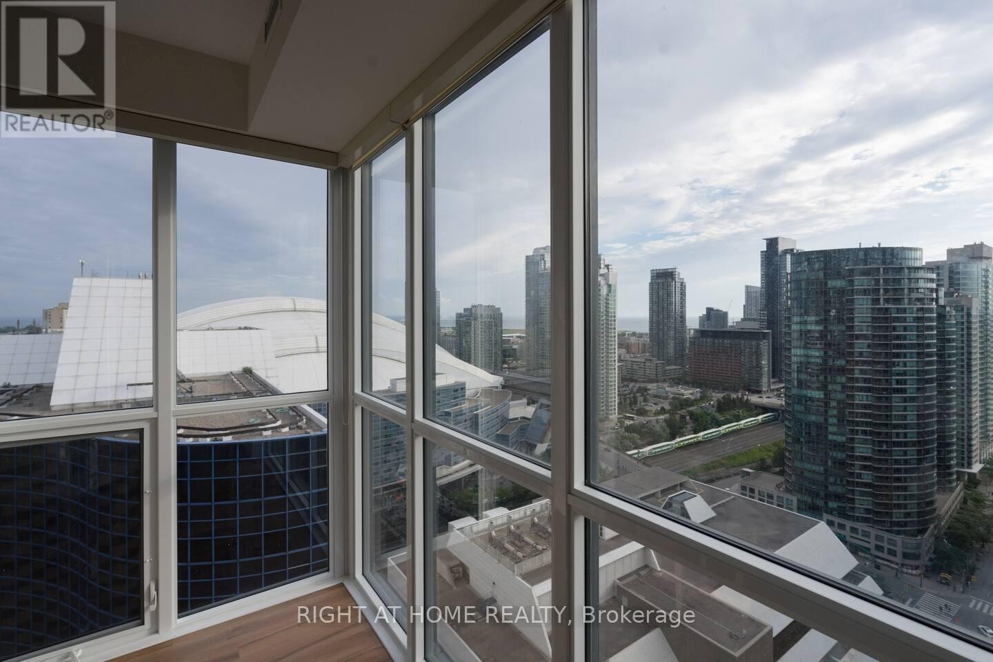 












2512 - 300 FRONT STREET W

,
Toronto (Waterfront Communities),




Ontario
M5V0E9

