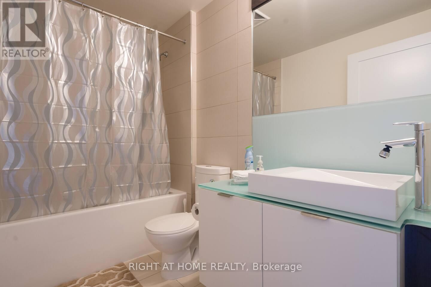 












2512 - 300 FRONT STREET W

,
Toronto (Waterfront Communities),




Ontario
M5V0E9


