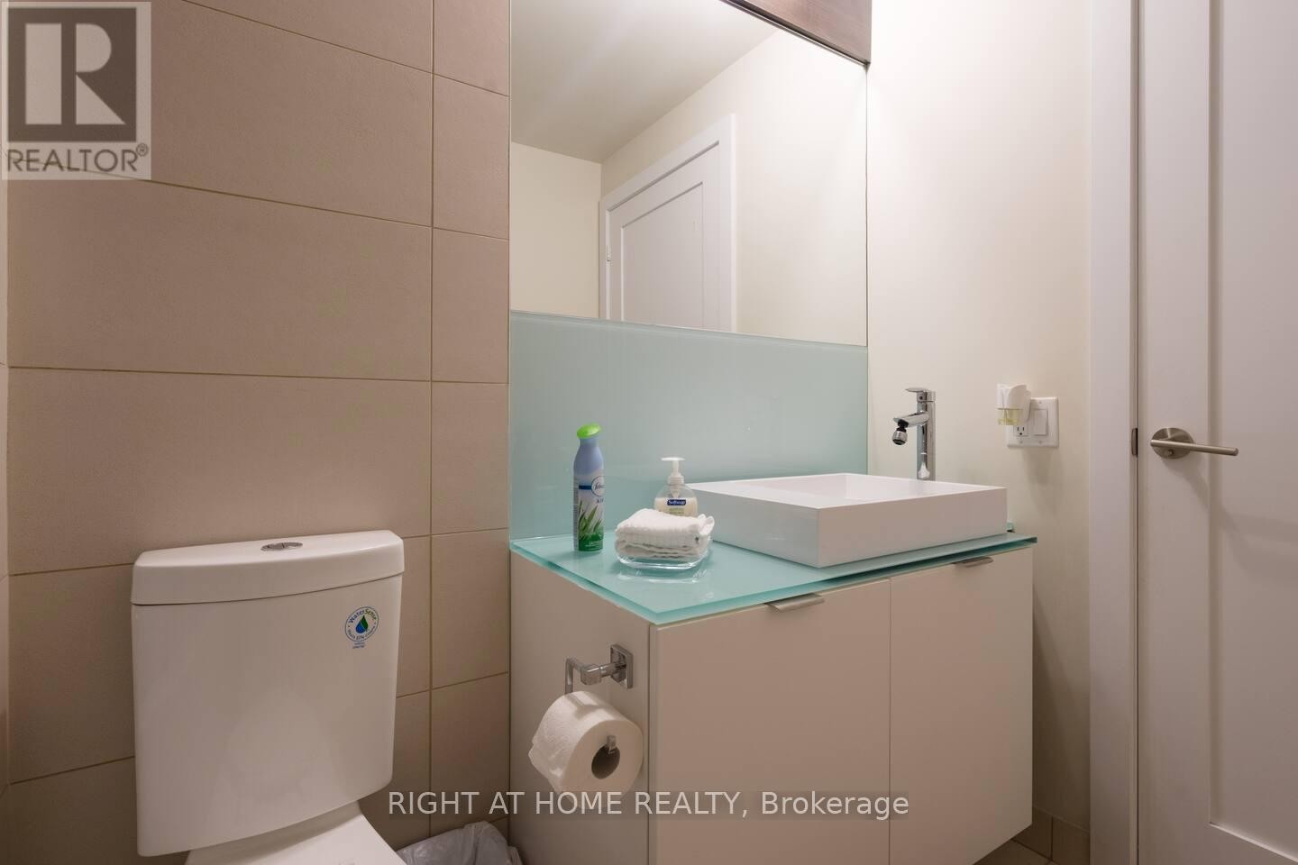 












2512 - 300 FRONT STREET W

,
Toronto (Waterfront Communities),




Ontario
M5V0E9

