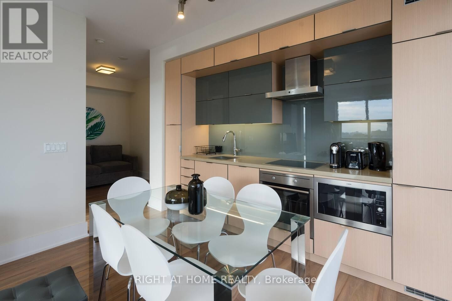 












2512 - 300 FRONT STREET W

,
Toronto (Waterfront Communities),




Ontario
M5V0E9

