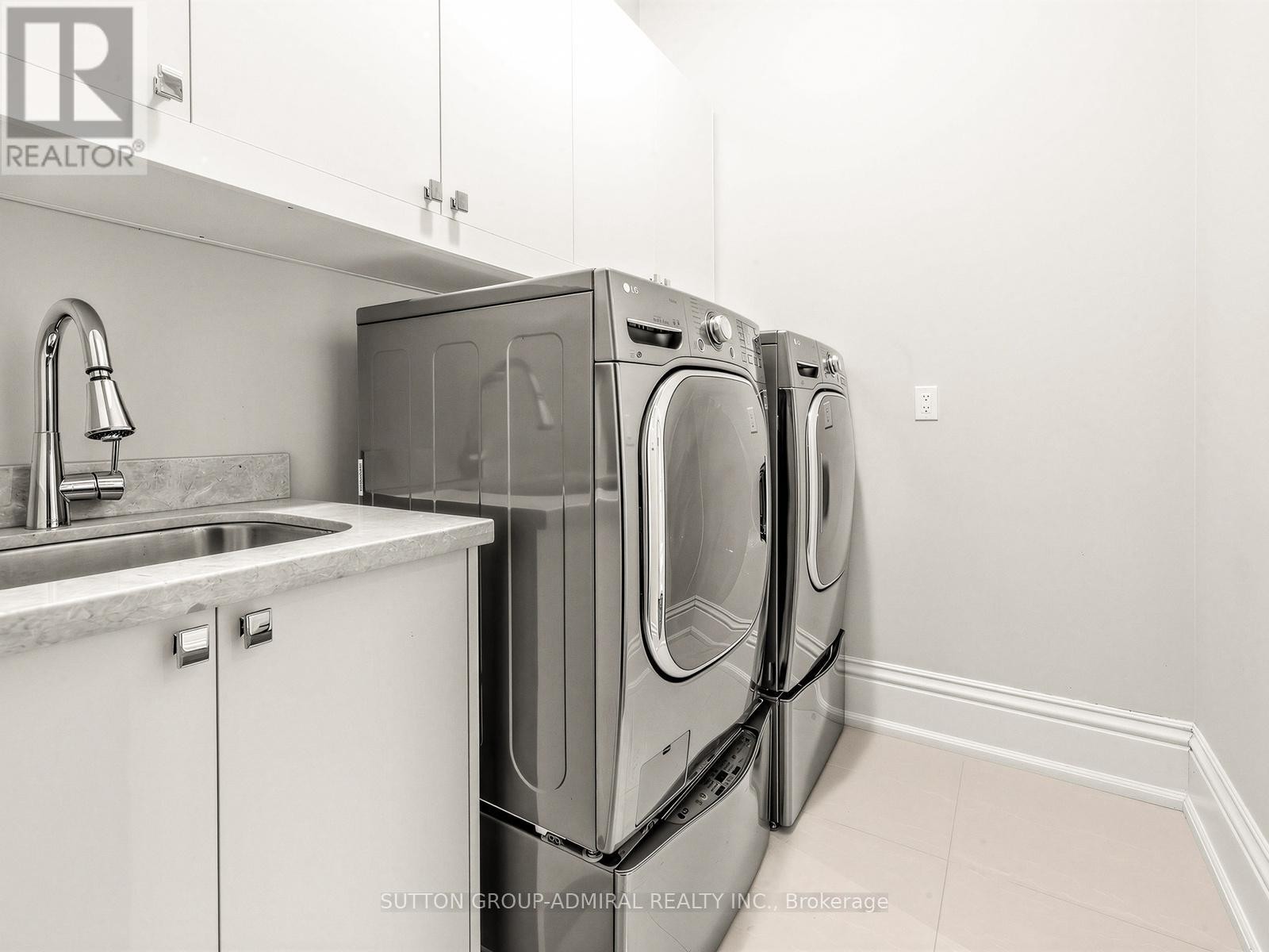 












5 LLOYDMINSTER CRESCENT

,
Toronto (Willowdale East),




Ontario
M2M2R9

