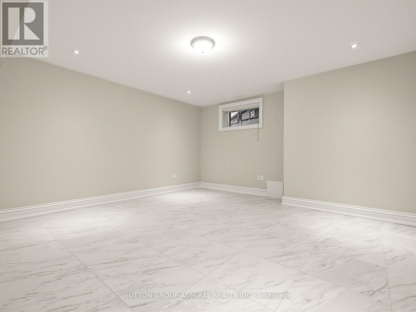 












5 LLOYDMINSTER CRESCENT

,
Toronto (Willowdale East),




Ontario
M2M2R9

