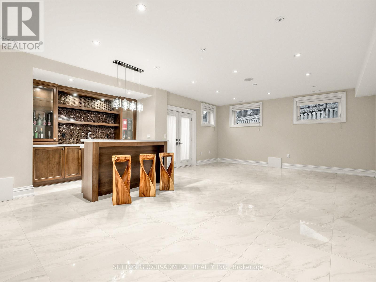 












5 LLOYDMINSTER CRESCENT

,
Toronto (Willowdale East),




Ontario
M2M2R9

