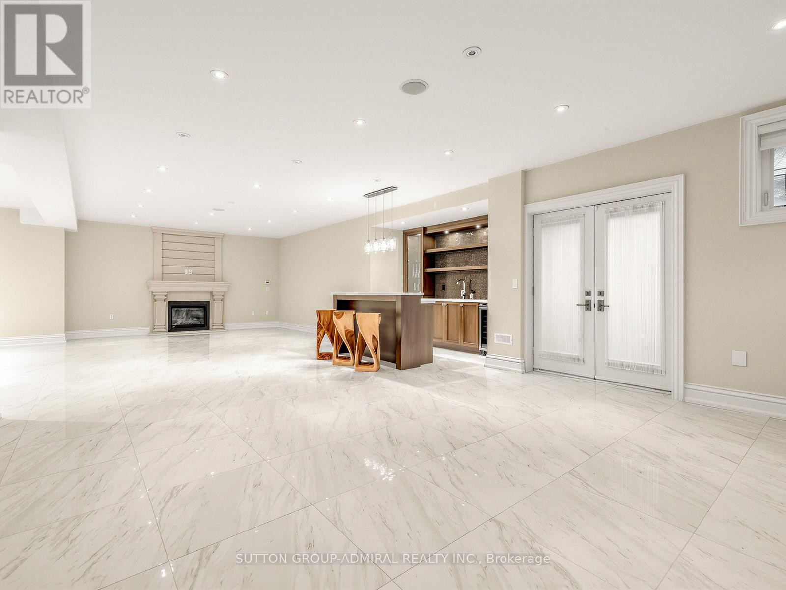 












5 LLOYDMINSTER CRESCENT

,
Toronto (Willowdale East),




Ontario
M2M2R9

