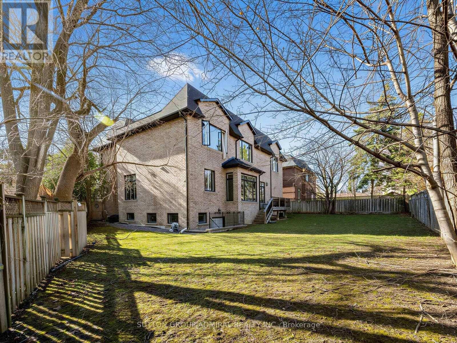 












5 LLOYDMINSTER CRESCENT

,
Toronto (Willowdale East),




Ontario
M2M2R9

