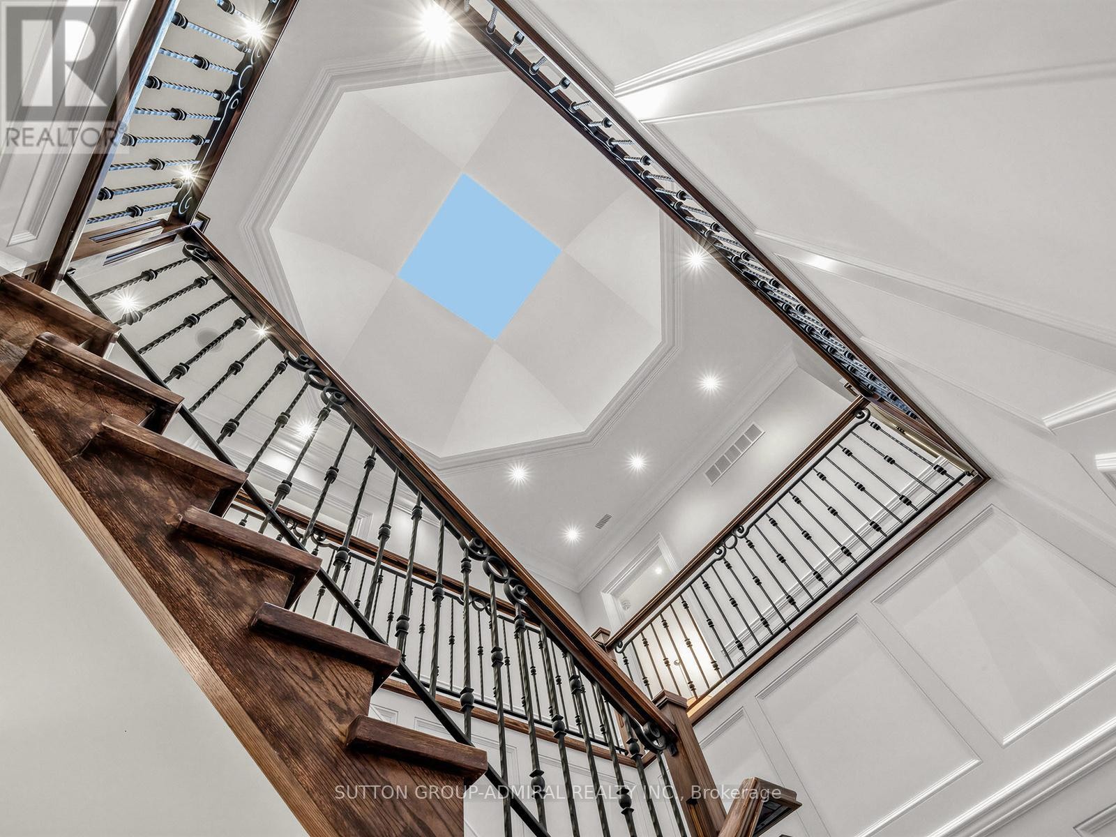 












5 LLOYDMINSTER CRESCENT

,
Toronto (Willowdale East),




Ontario
M2M2R9

