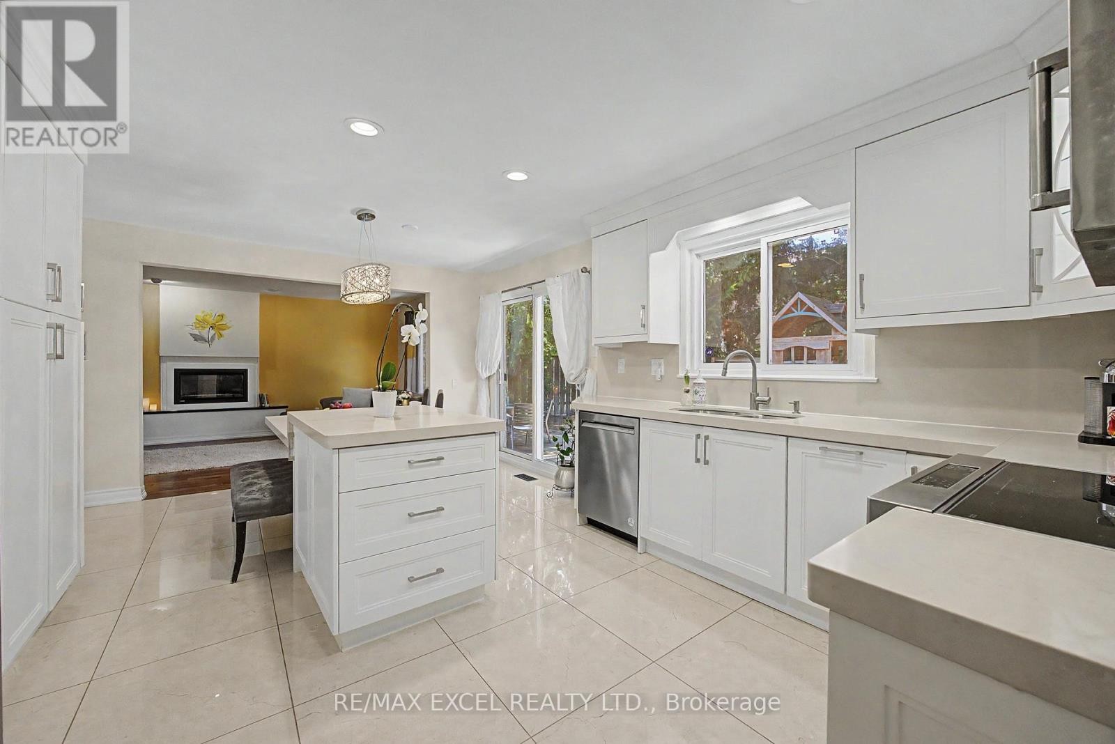 












46 ROBINTER DRIVE

,
Toronto (Newtonbrook East),




Ontario
M2M3R2

