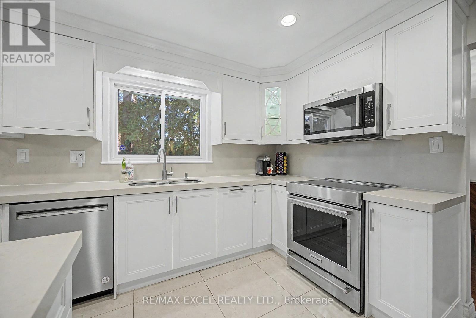 












46 ROBINTER DRIVE

,
Toronto (Newtonbrook East),




Ontario
M2M3R2

