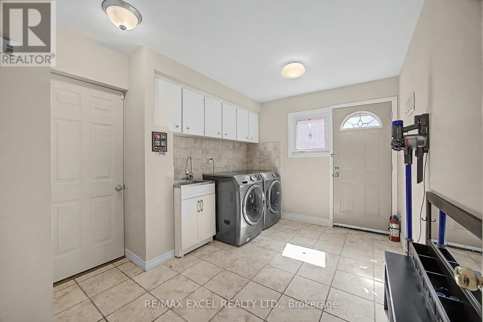 












46 ROBINTER DRIVE

,
Toronto (Newtonbrook East),




Ontario
M2M3R2

