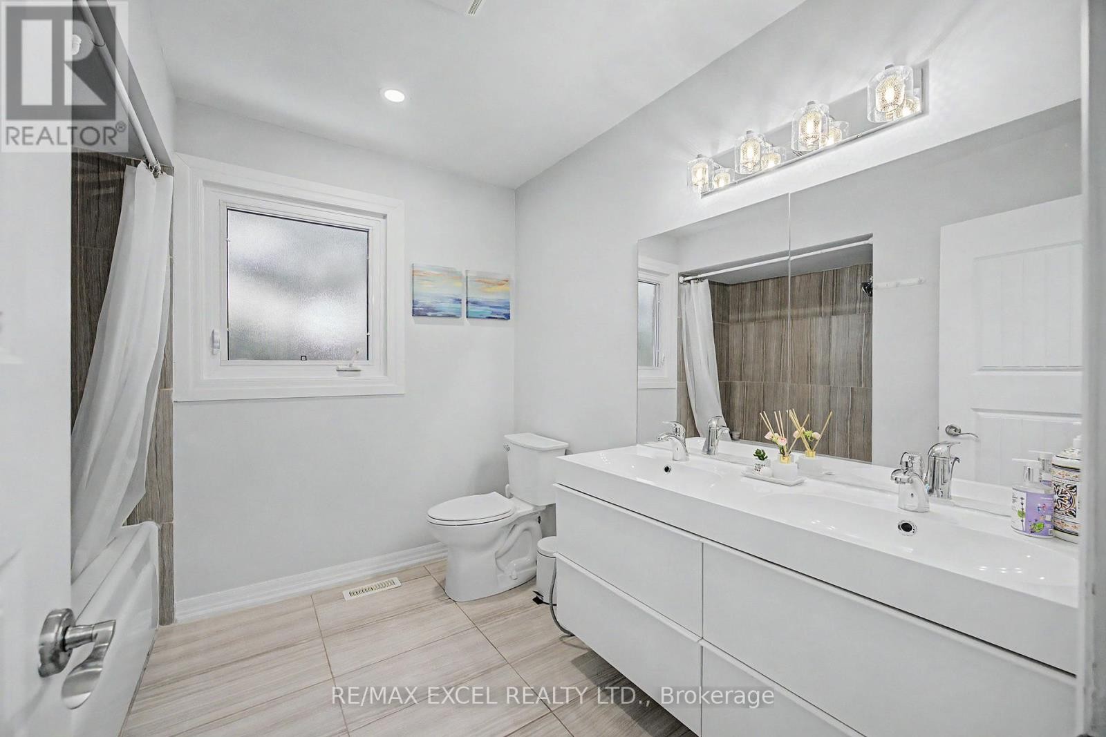 












46 ROBINTER DRIVE

,
Toronto (Newtonbrook East),




Ontario
M2M3R2

