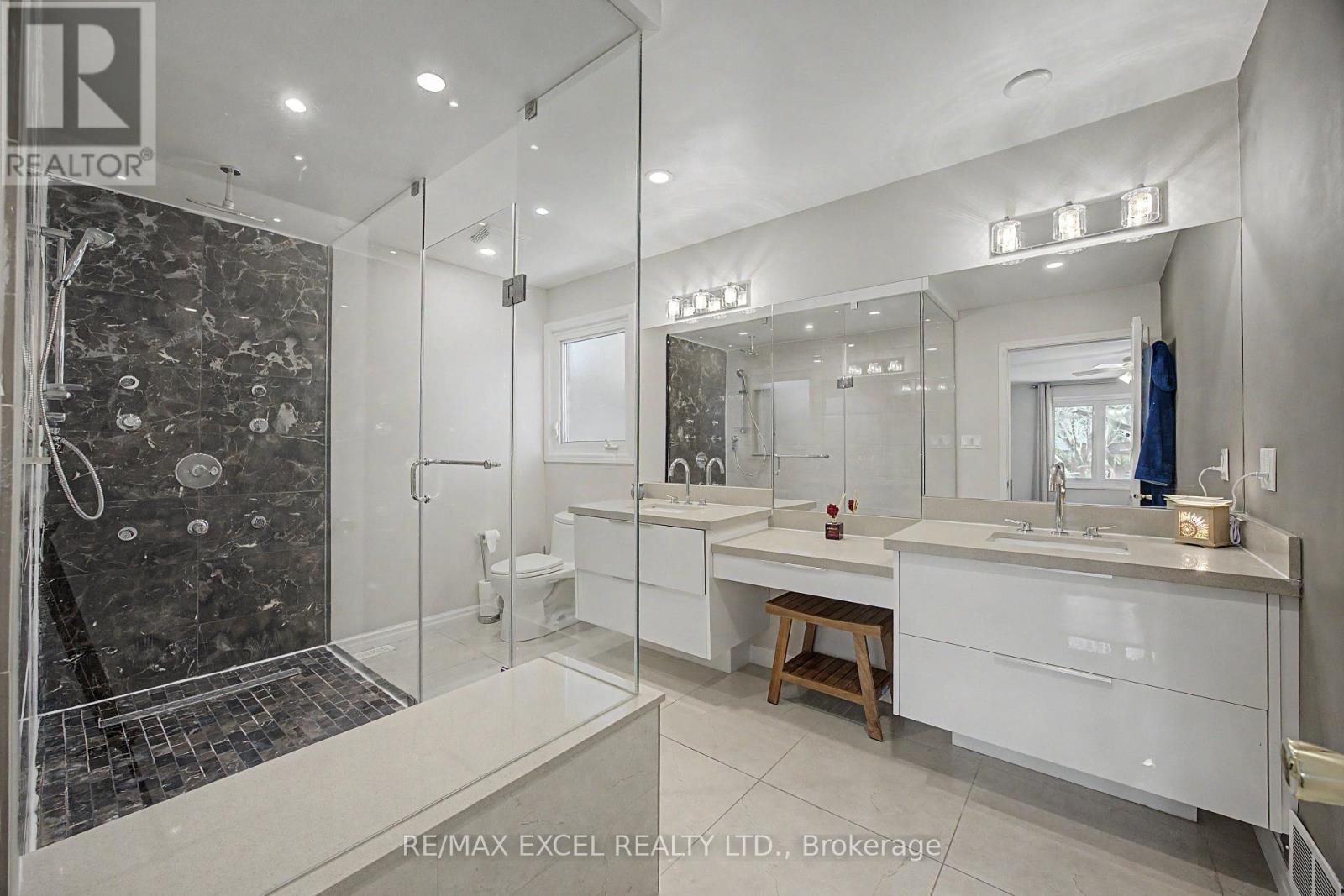 












46 ROBINTER DRIVE

,
Toronto (Newtonbrook East),




Ontario
M2M3R2

