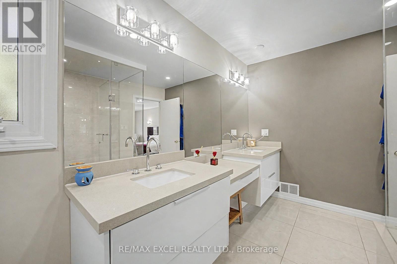 












46 ROBINTER DRIVE

,
Toronto (Newtonbrook East),




Ontario
M2M3R2

