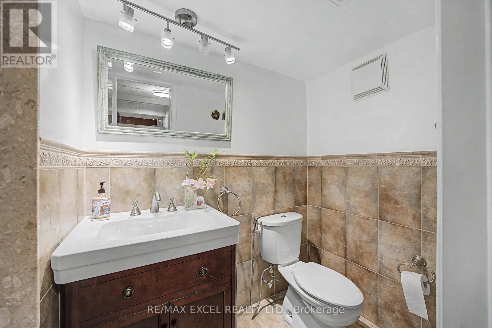 












46 ROBINTER DRIVE

,
Toronto (Newtonbrook East),




Ontario
M2M3R2

