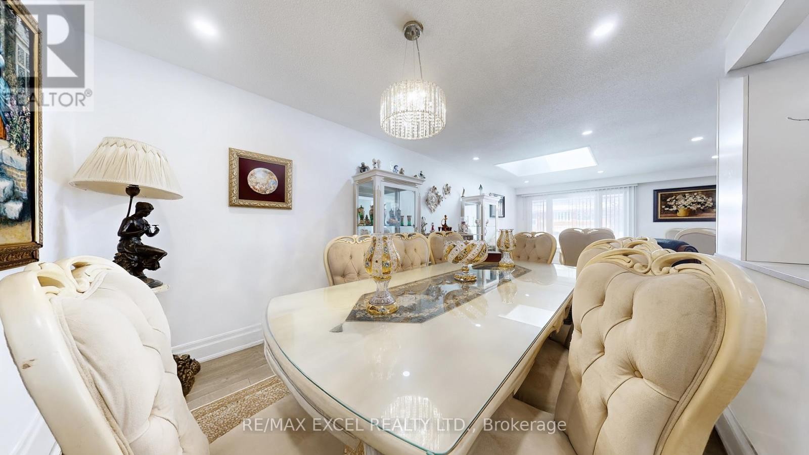 












19 CLANCY DRIVE

,
Toronto (Don Valley Village),




Ontario
M2J2V7

