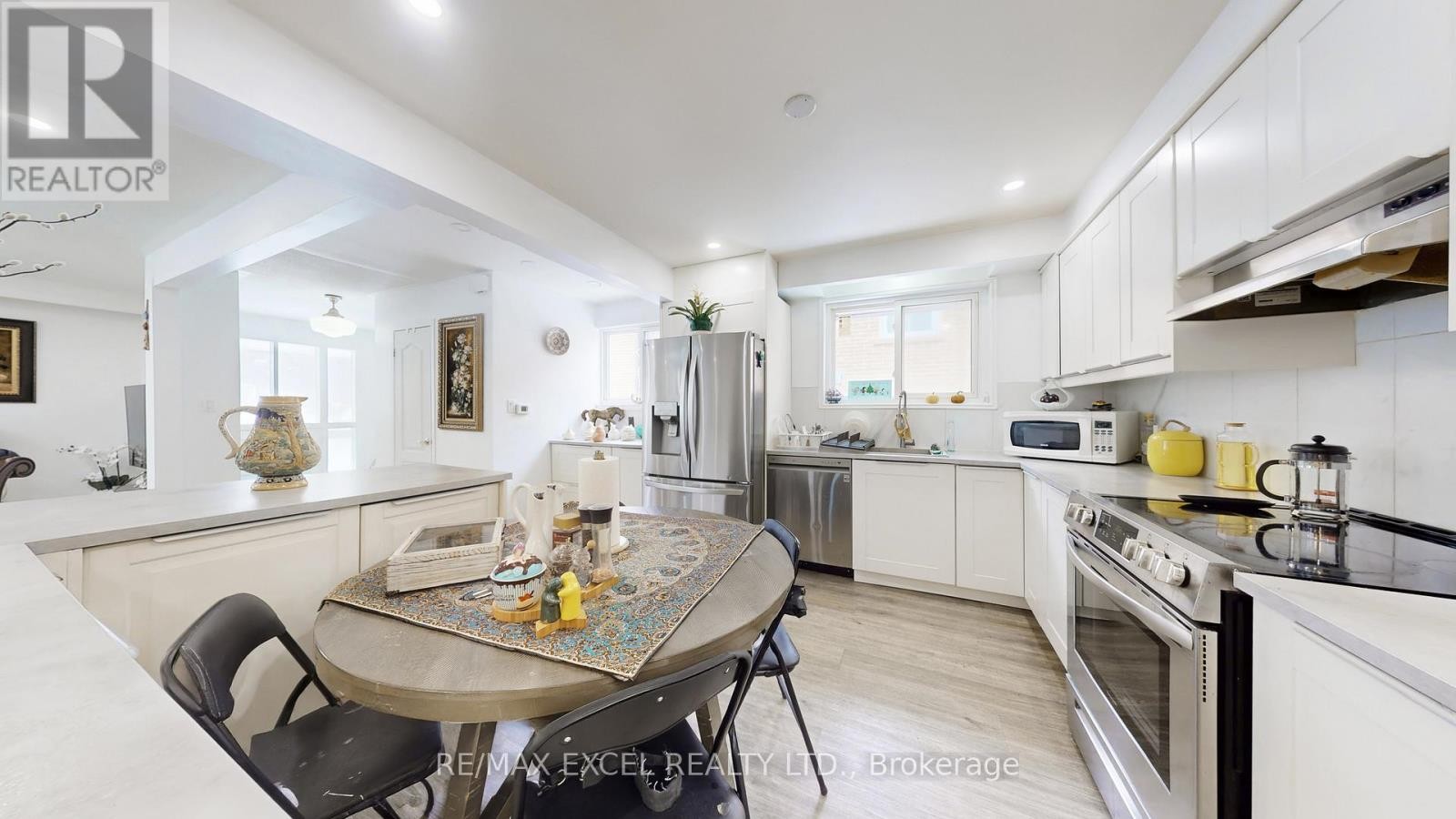 












19 CLANCY DRIVE

,
Toronto (Don Valley Village),




Ontario
M2J2V7

