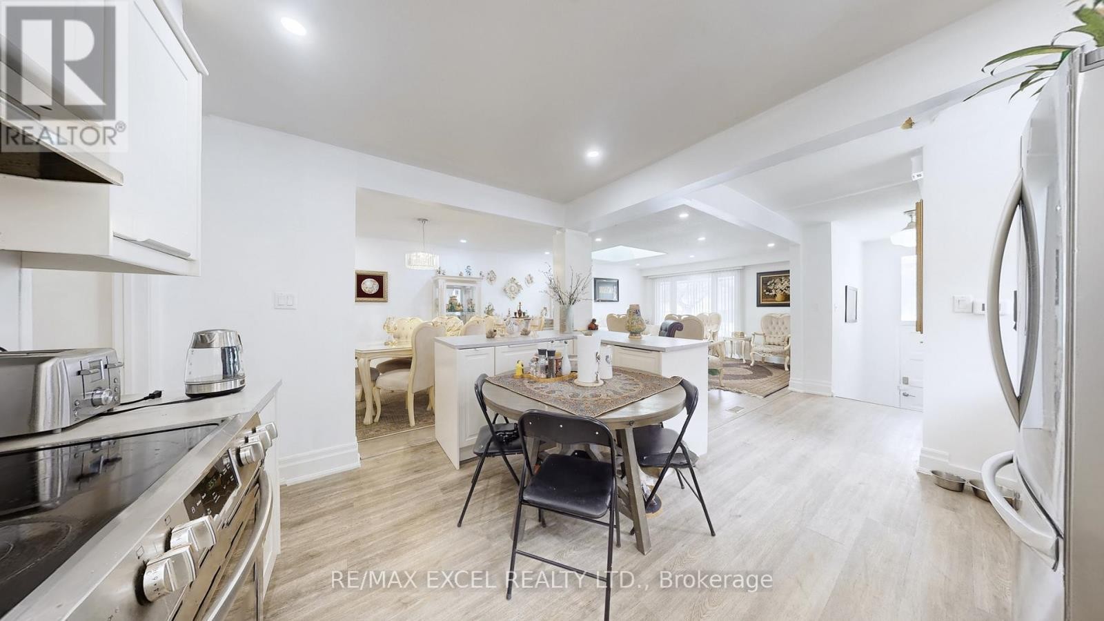 












19 CLANCY DRIVE

,
Toronto (Don Valley Village),




Ontario
M2J2V7

