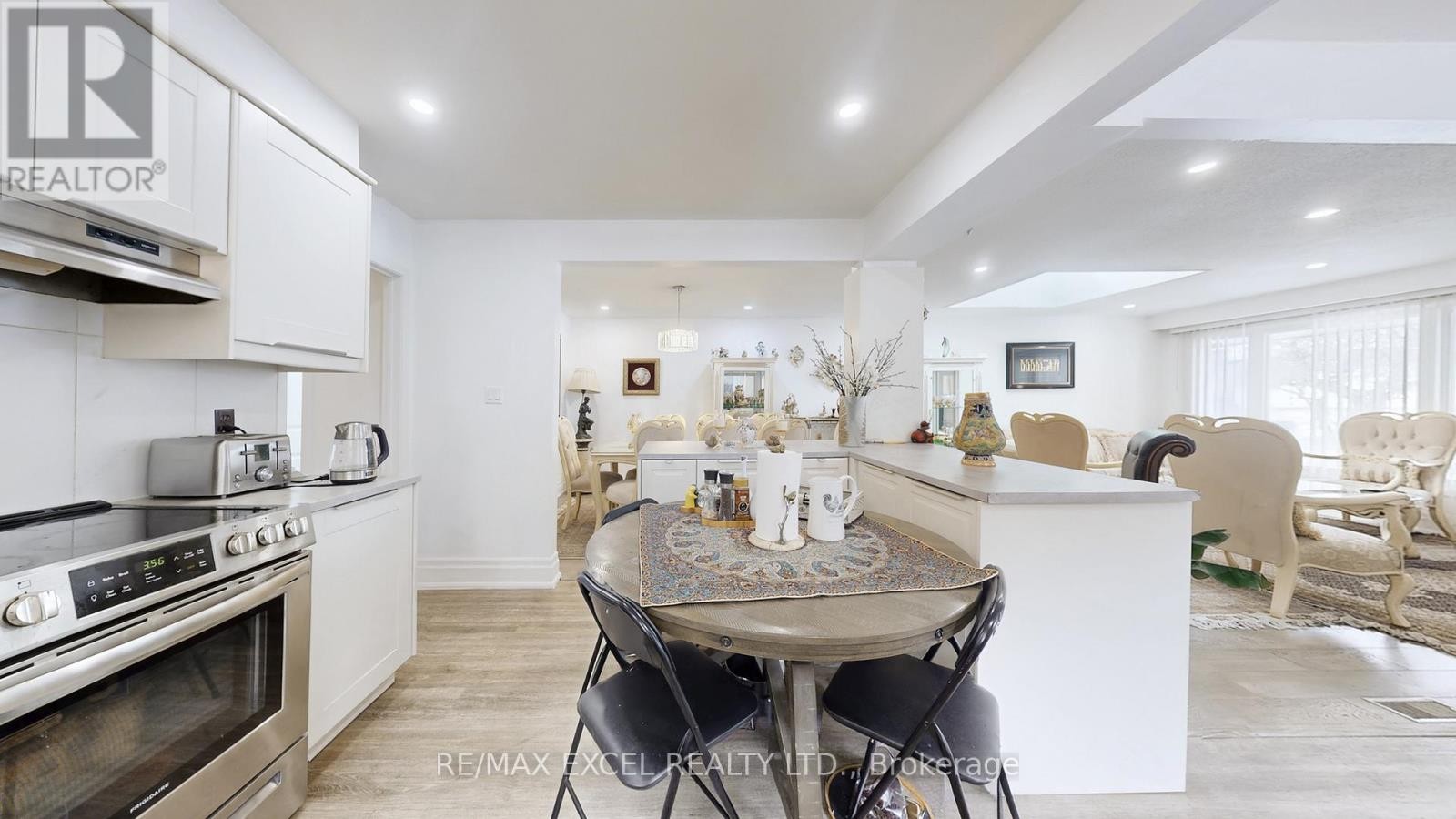 












19 CLANCY DRIVE

,
Toronto (Don Valley Village),




Ontario
M2J2V7

