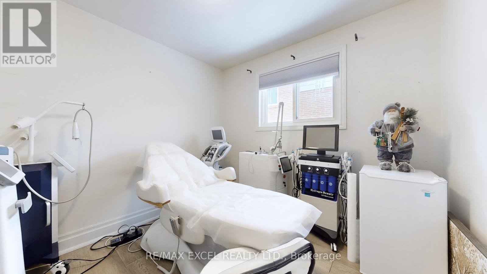 












19 CLANCY DRIVE

,
Toronto (Don Valley Village),




Ontario
M2J2V7

