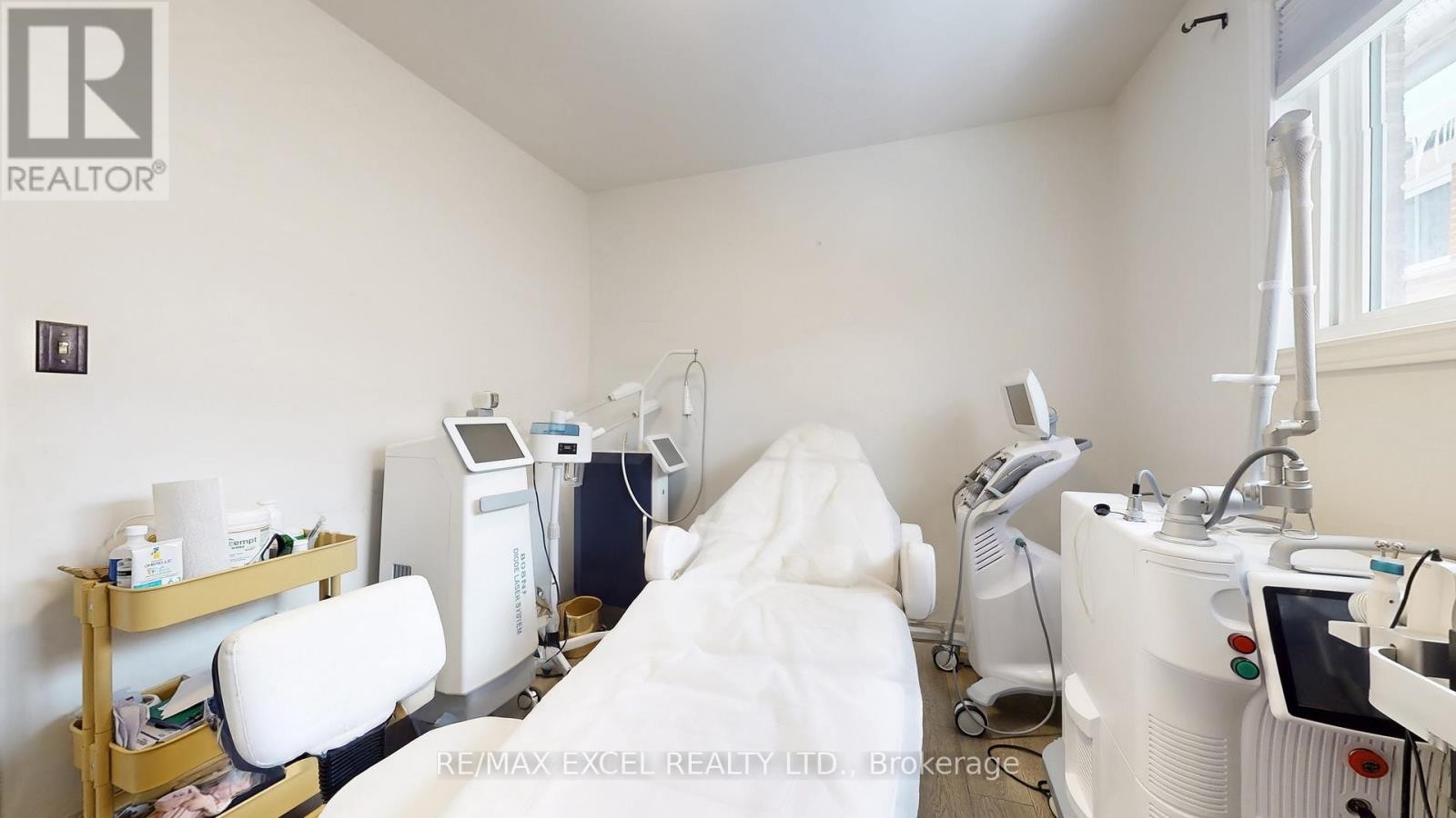 












19 CLANCY DRIVE

,
Toronto (Don Valley Village),




Ontario
M2J2V7

