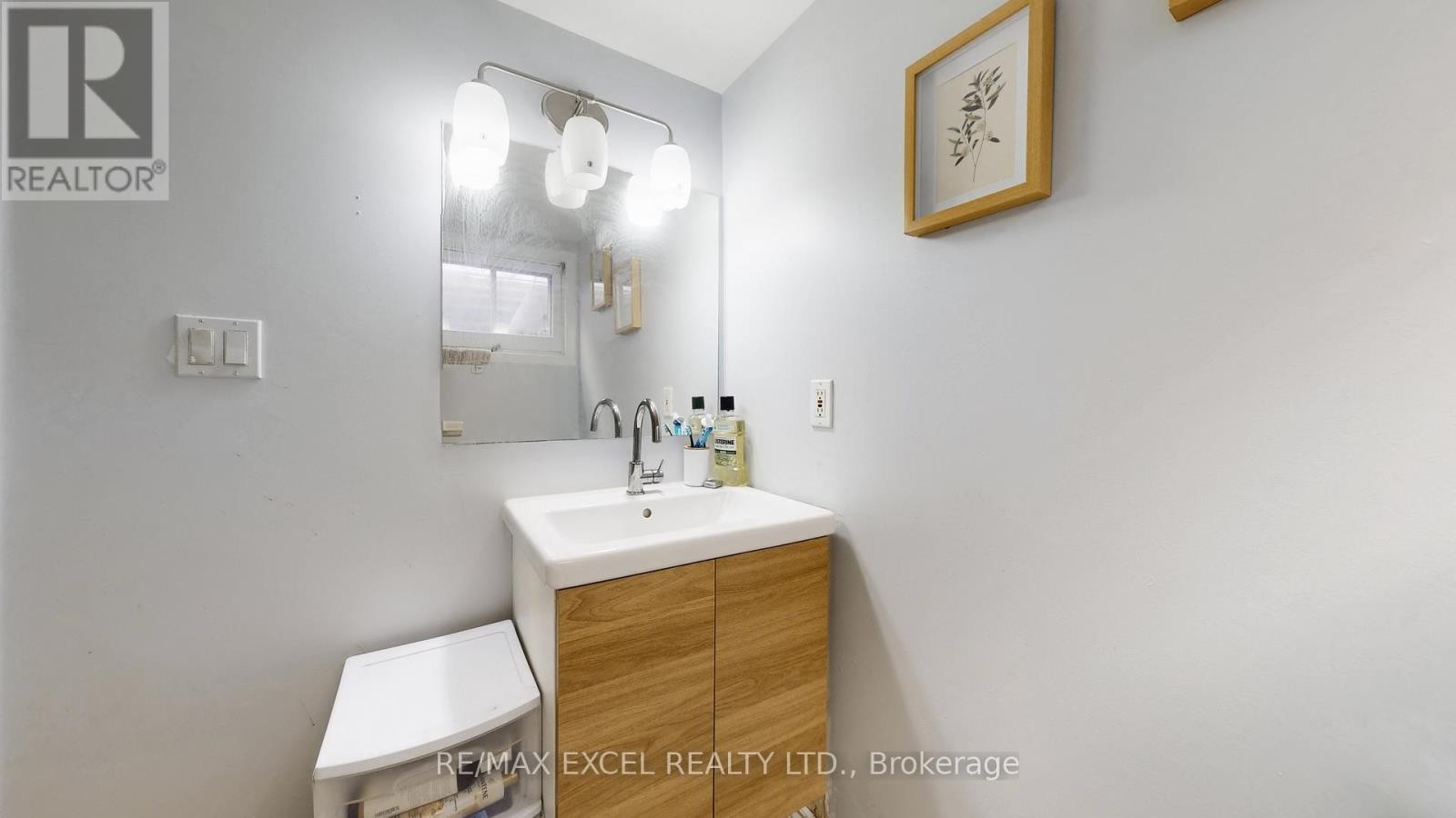












19 CLANCY DRIVE

,
Toronto (Don Valley Village),




Ontario
M2J2V7

