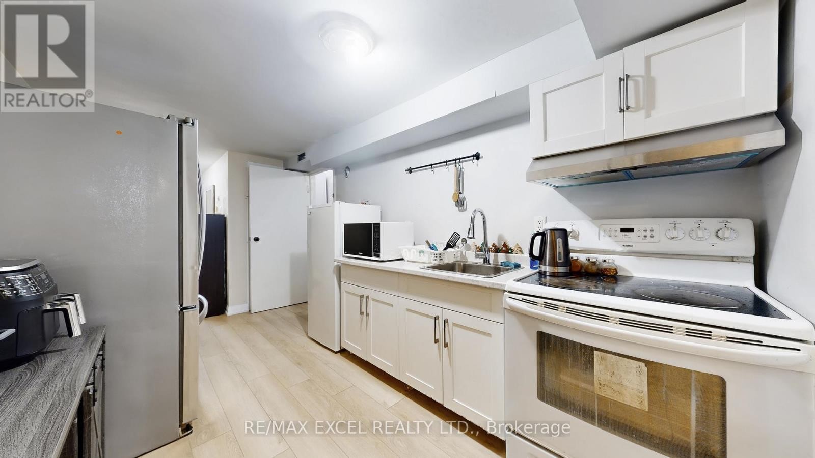 












19 CLANCY DRIVE

,
Toronto (Don Valley Village),




Ontario
M2J2V7

